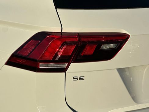 Used 2022 Volkswagen Tiguan SE w/ Panoramic Sunroof Package image 27