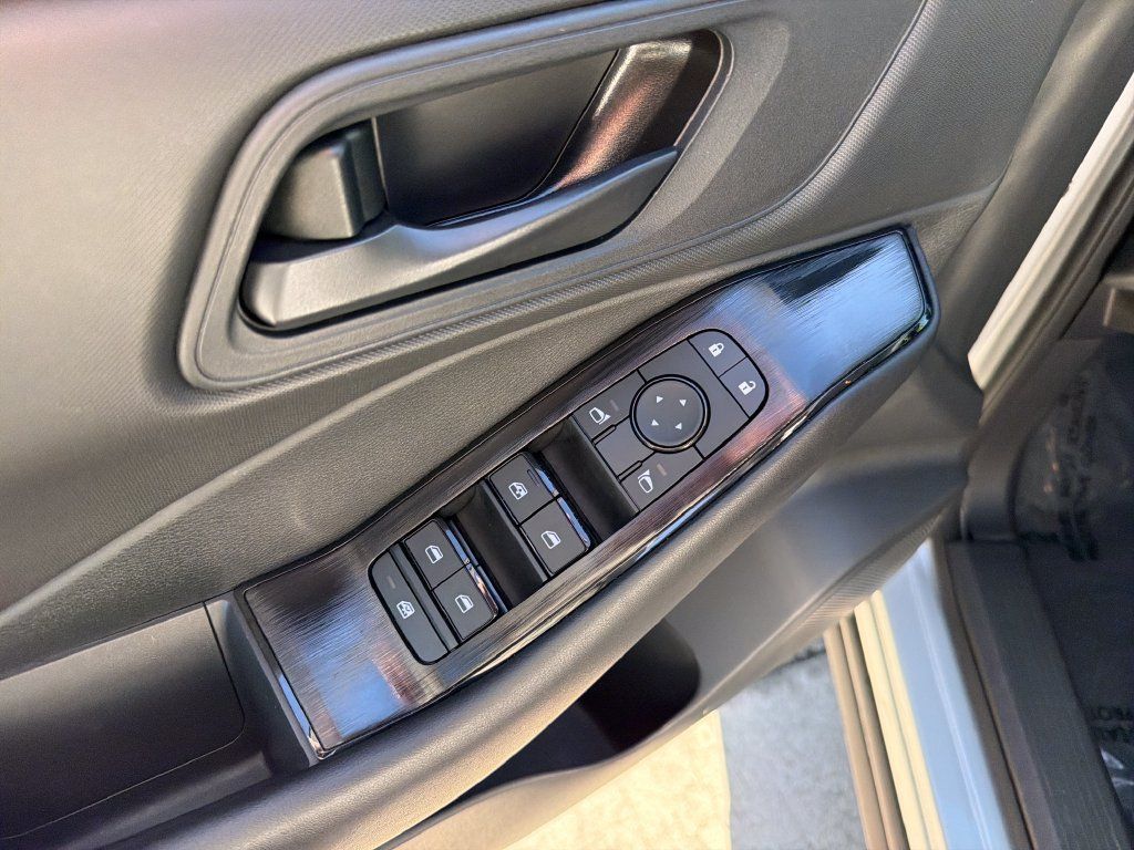 Used 2025 Nissan Rogue S AWD/4WD image 16