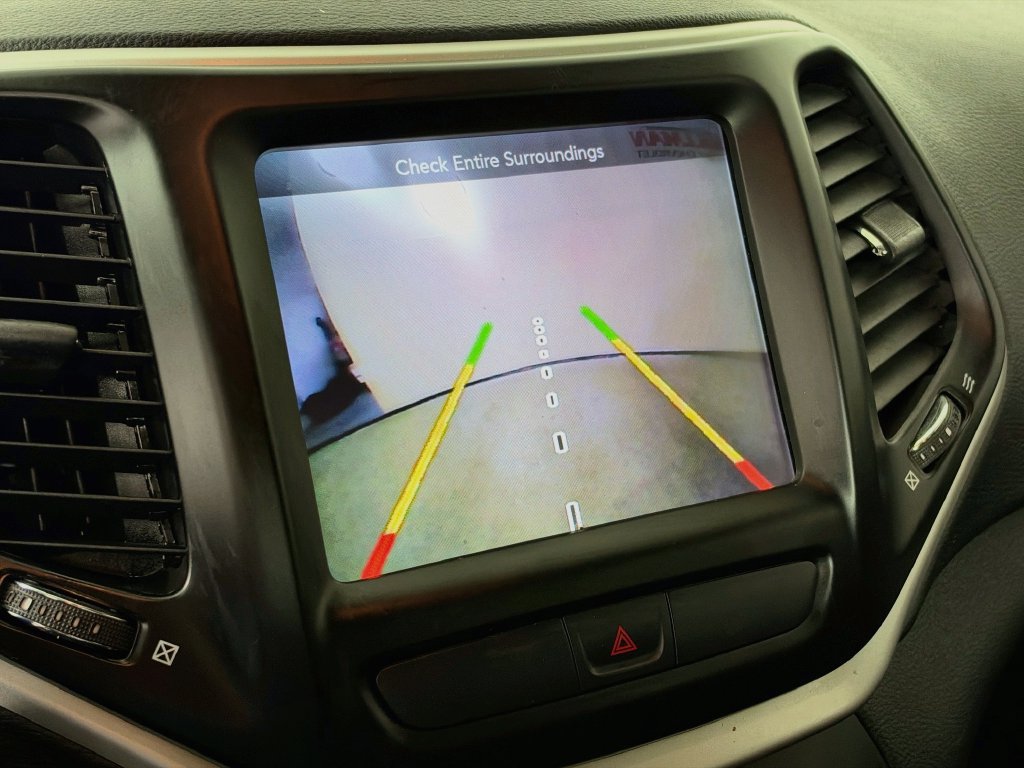 Used 2017 Jeep Cherokee Trailhawk AWD/4WD image 16