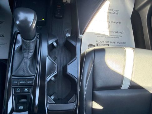 Used 2025 Toyota Camry SE FWD image 31