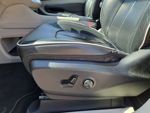 Used 2023 Chrysler Pacifica Limited image 17
