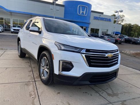 Used 2023 Chevrolet Traverse LT w/ LPO, Cargo Package AWD/4WD image 2