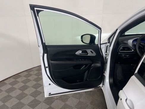 Certified 2025 Chrysler Pacifica Limited image 15