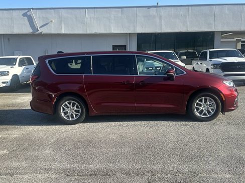 Used 2023 Chrysler Pacifica Touring-L FWD image 2