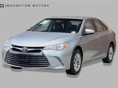 Used 2017 Toyota Camry LE FWD image 4