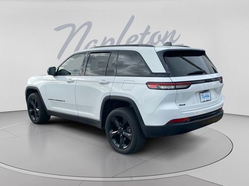 Used 2022 Jeep Grand Cherokee Altitude AWD/4WD image 6