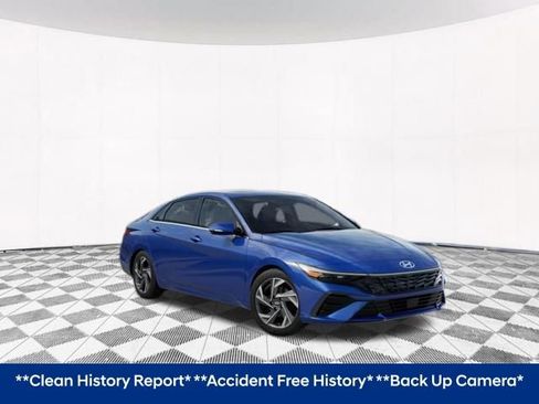 Used 2025 Hyundai Elantra Limited FWD image 2
