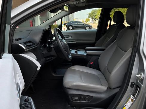 Used 2025 Toyota Sienna XLE FWD image 10
