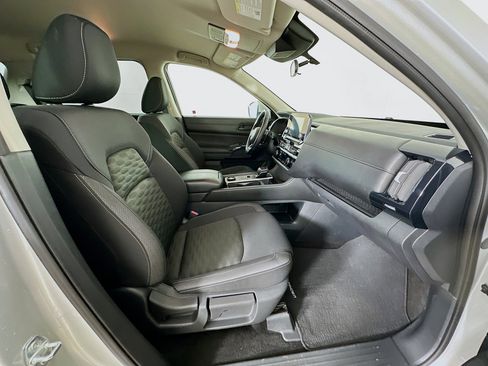 Used 2025 Nissan Pathfinder SV image 32