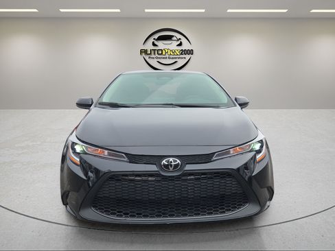 Used 2025 Toyota Corolla LE FWD image 2