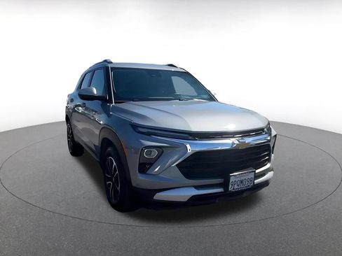 Used 2025 Chevrolet TrailBlazer LT FWD image 3