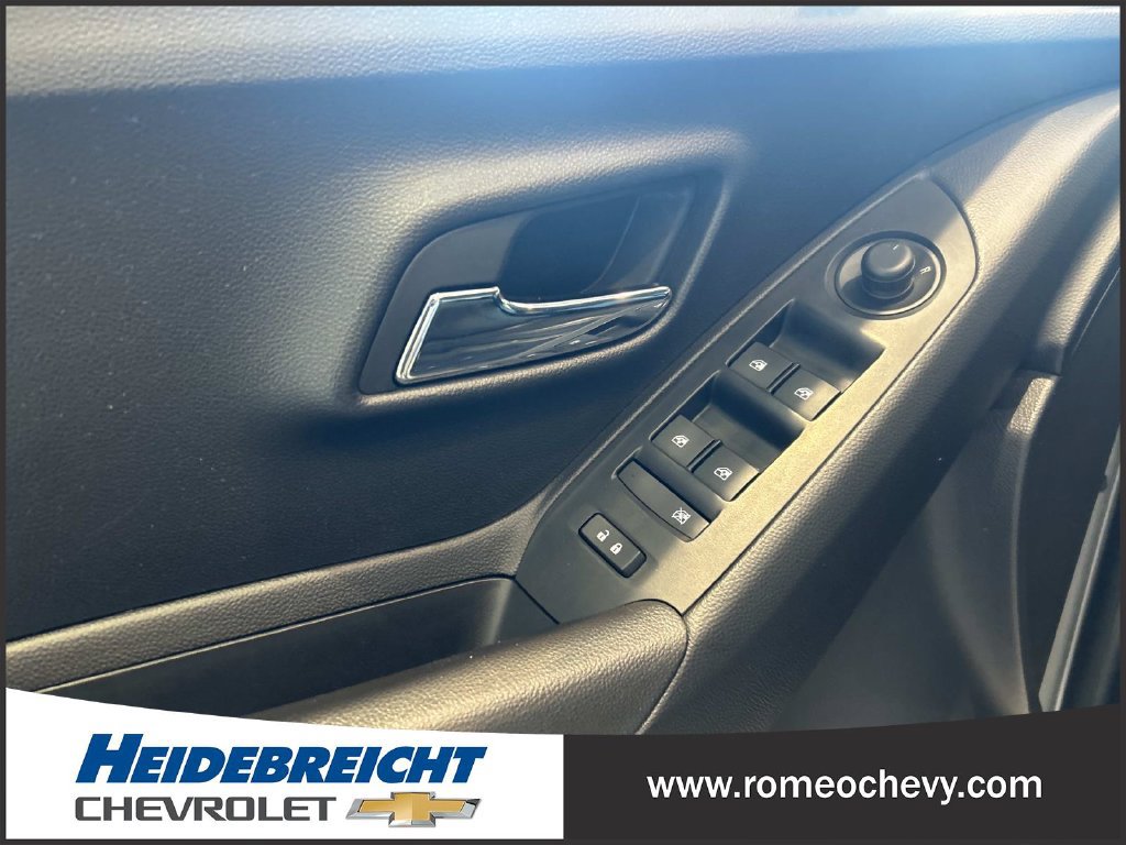 Used 2019 Chevrolet Trax LT w/ LT Convenience Package AWD/4WD image 11