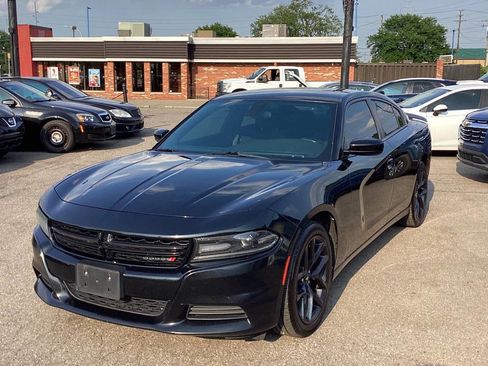 Used 2019 Dodge Charger SXT w/ Blacktop Package image 8