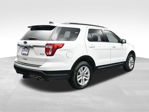 Used 2018 Ford Explorer XLT AWD/4WD image 5
