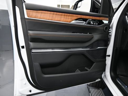 Used 2024 Jeep Grand Wagoneer Series III image 12