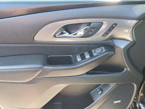 Used 2022 Chevrolet Traverse Premier FWD image 16