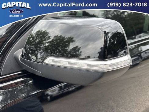 Used 2022 GMC Acadia SLE w/ Driver Convenience Package FWD image 12