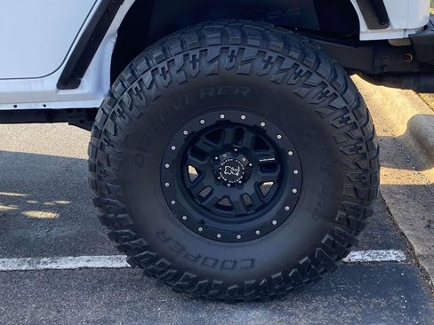 Used 2018 Jeep Wrangler Unlimited Rubicon w/ Connectivity Group image 10