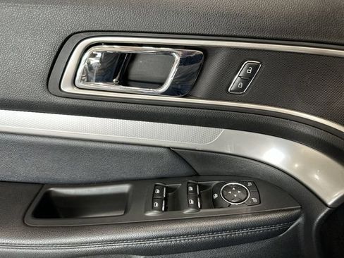 Used 2017 Ford Explorer XLT w/ Equipment Group 202A FWD image 19