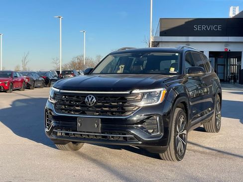 Used 2024 Volkswagen Atlas SEL Premium R-Line image 3