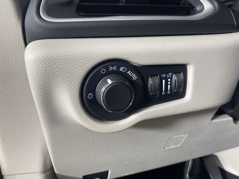 Used 2023 Chrysler Voyager LX FWD image 22
