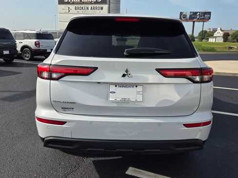 Used 2024 Mitsubishi Outlander ES FWD image 9