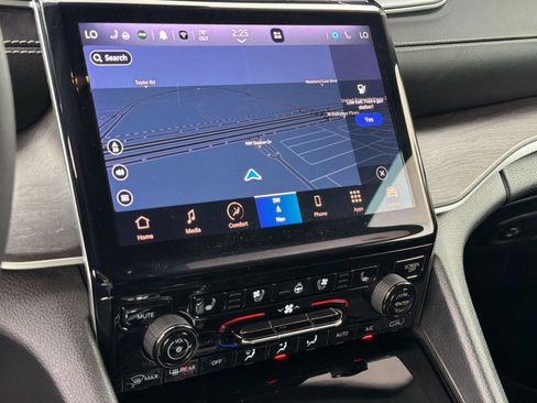 Used 2024 Jeep Grand Cherokee L Limited w/ Luxury Tech Group II image 23