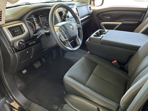 Used 2018 Nissan Titan SV image 10