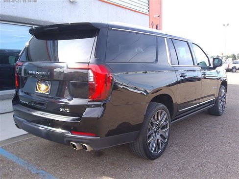 Used 2025 GMC Yukon XL Denali Ultimate AWD/4WD image 3