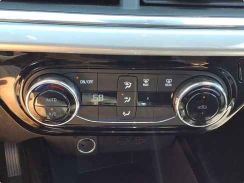 Used 2025 Chevrolet Trax LT FWD image 19