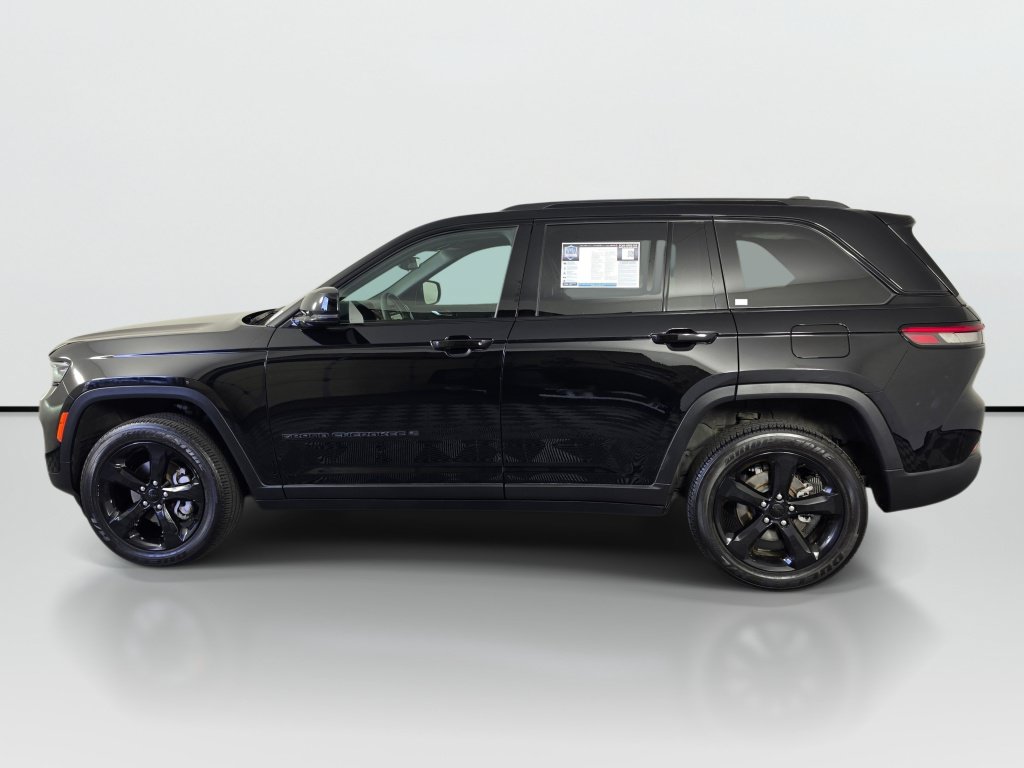 Used 2024 Jeep Grand Cherokee Altitude AWD/4WD image 2
