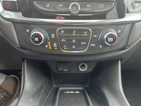 Used 2023 Chevrolet Traverse Premier image 32