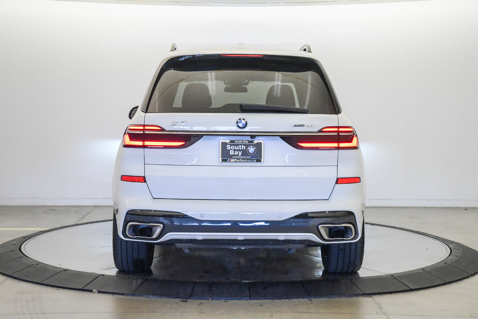 Certified 2024 BMW X7 xDrive40i w/ M Sport Package AWD/4WD image 3
