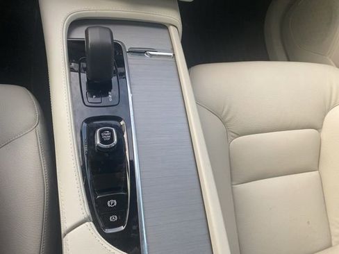 Used 2024 Volvo XC90 B5 Core w/ Climate Package AWD/4WD image 17