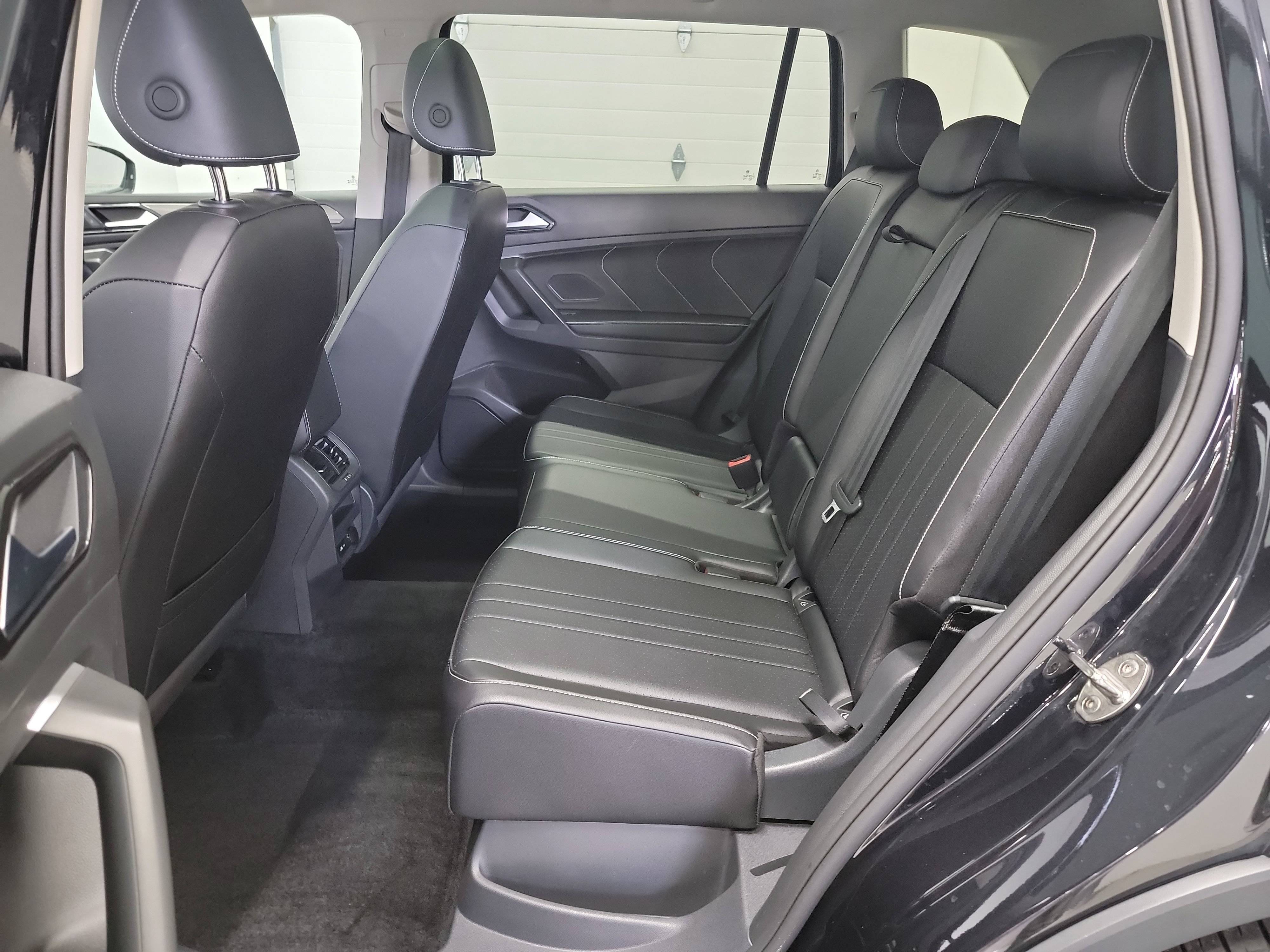 Used 2024 Volkswagen Tiguan SE AWD/4WD image 28