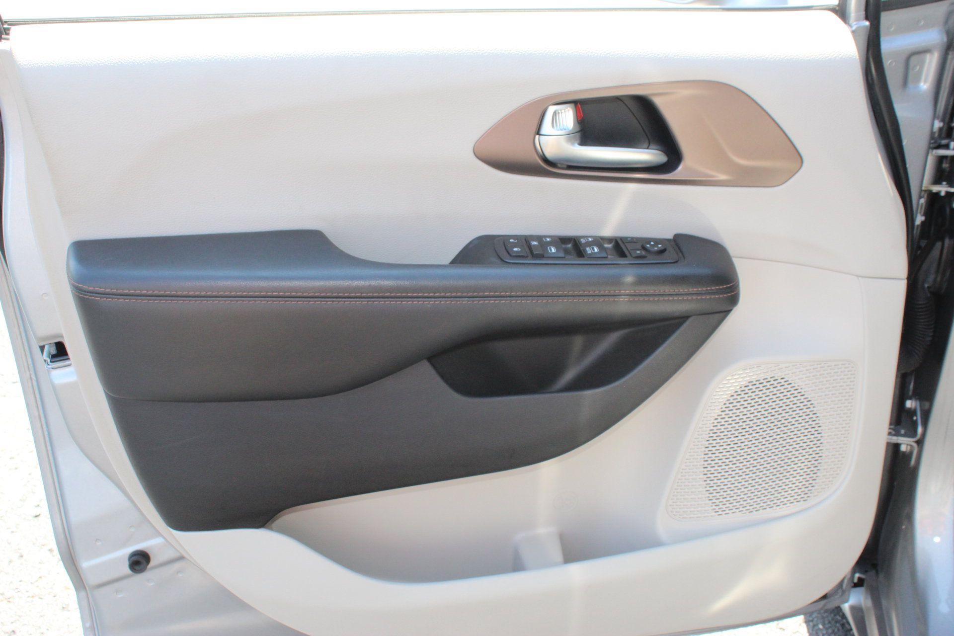 Used 2019 Chrysler Pacifica Touring Plus w/ Tire & Wheel Group FWD image 11