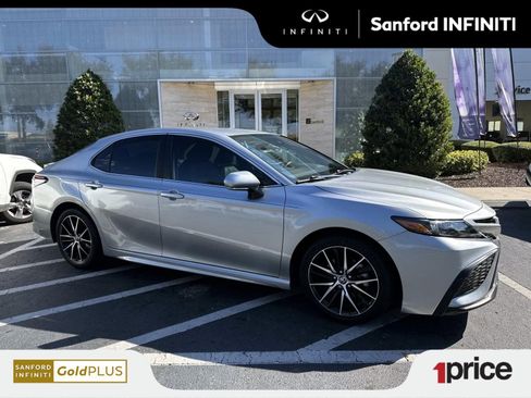 Used 2023 Toyota Camry SE image 1