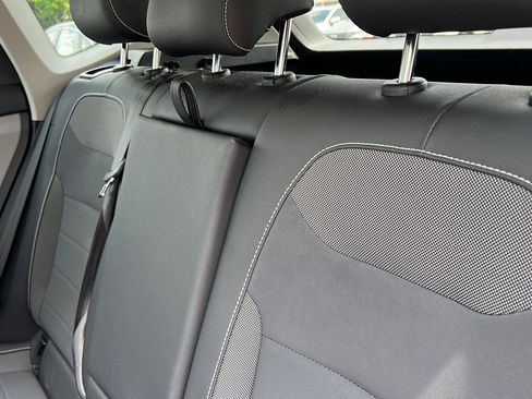 Used 2024 Volkswagen Taos SE w/ Panoramic Sunroof Package FWD image 10