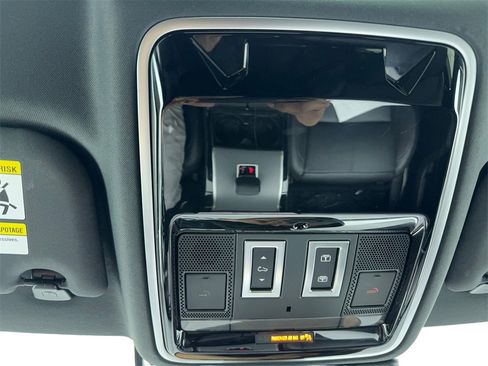 Used 2025 Land Rover Range Rover Velar Dynamic SE image 31