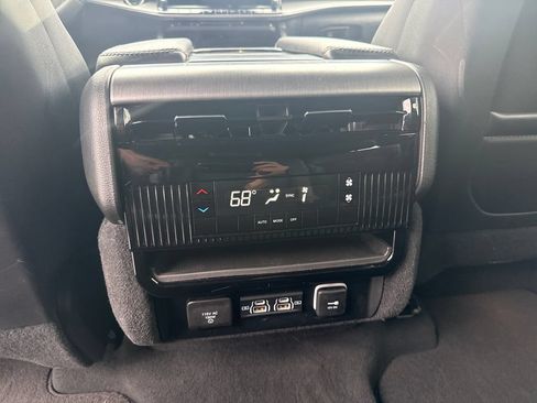 Used 2025 Jeep Wagoneer 4WD image 30