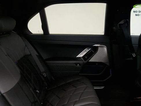 Used 2025 BMW i7 xDrive60 w/ Executive Package RWD image 39
