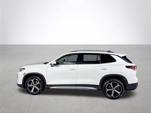 Certified 2025 Volkswagen Tiguan SE FWD image 11
