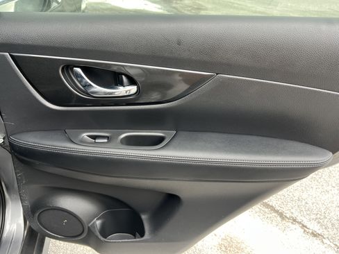 Used 2019 Nissan Rogue SV image 17