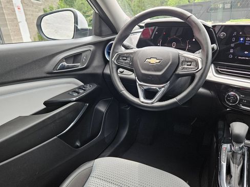 Used 2025 Chevrolet Trax LT w/ LT Convenience Package FWD image 9