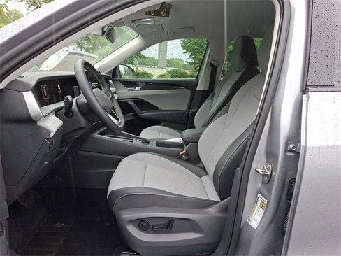 New 2025 Volkswagen Tiguan SE image 10