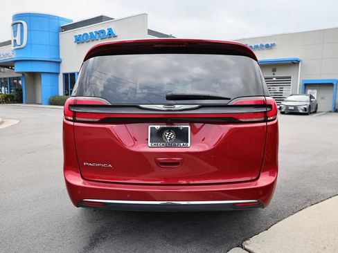 Used 2025 Chrysler Pacifica Select FWD image 9