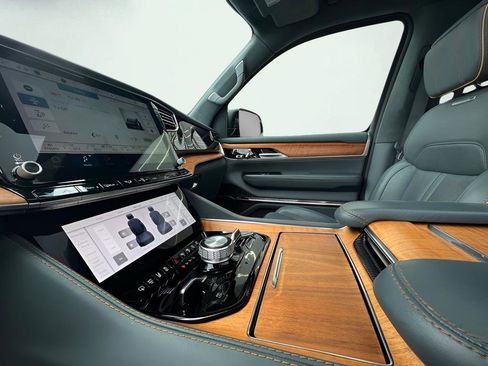 Used 2022 Jeep Grand Wagoneer Series II w/ Flexible Seating Group image 16