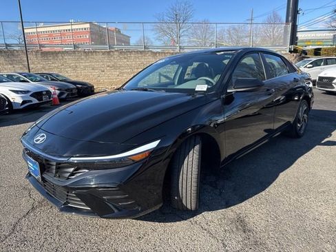 Certified 2025 Hyundai Elantra SEL w/ Cargo Package image 3