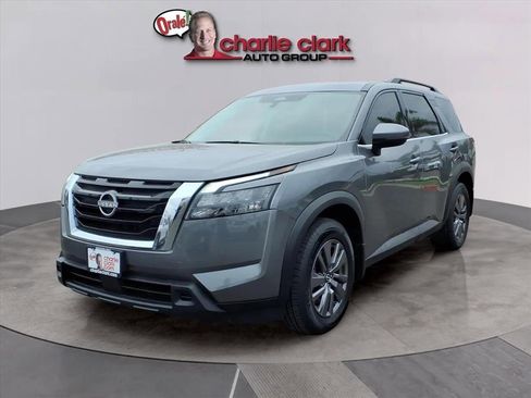 Used 2024 Nissan Pathfinder SV image 1
