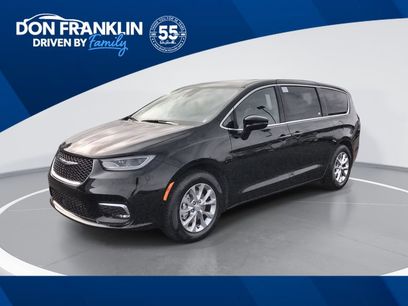 New 2026 Chrysler Pacifica Limited w/ Uconnect Theater Family Group